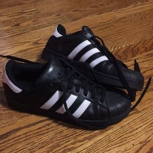 Black Adidas Superstar’s